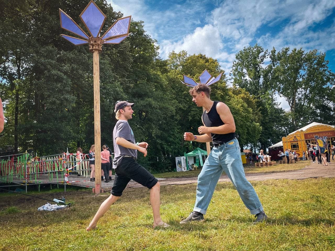 Zwei Männer machen Shoulder Tapping bei dem Movement workshop