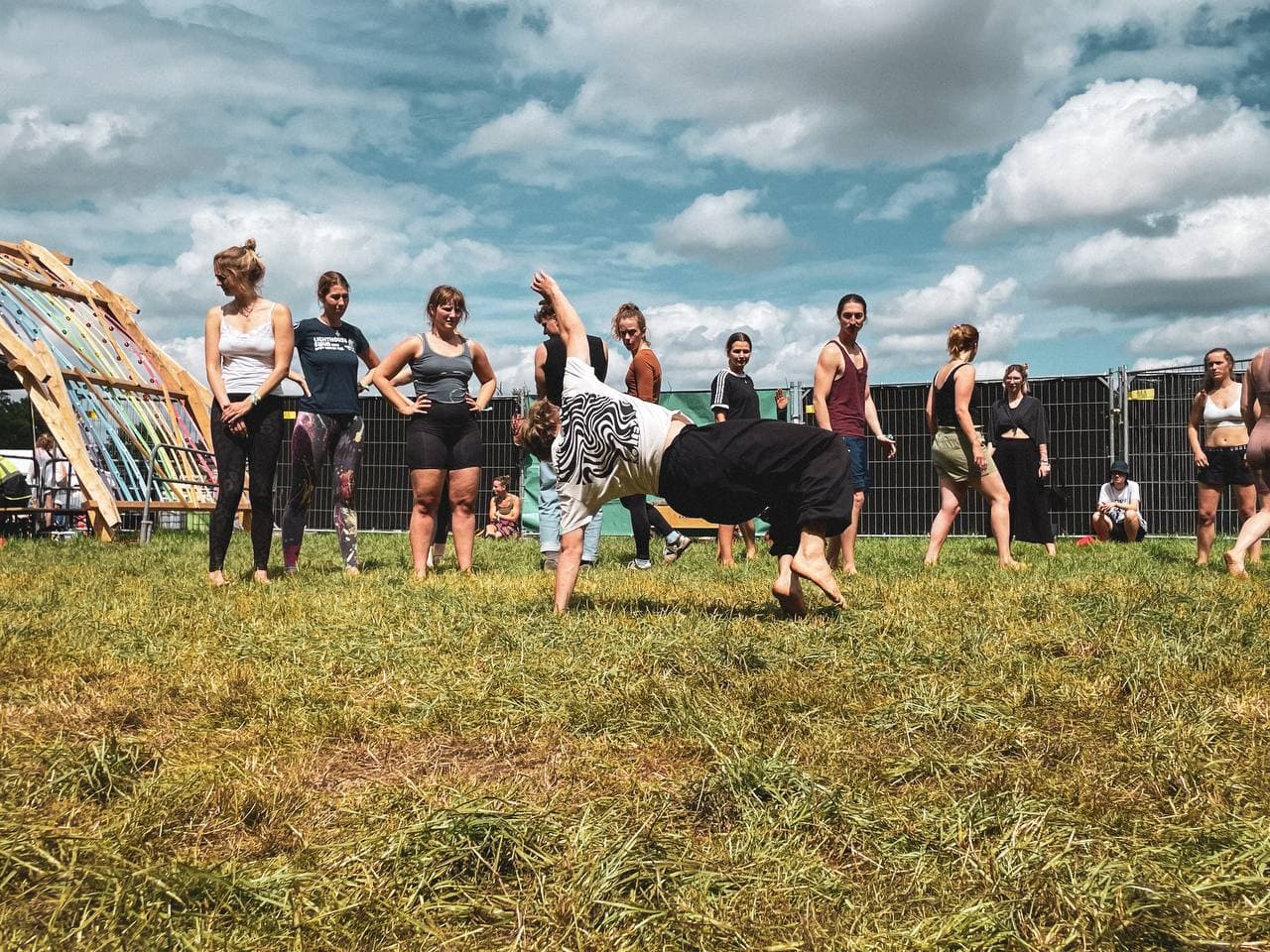 Oscar macht einen Macaco auf dem Appletree Garden festival
